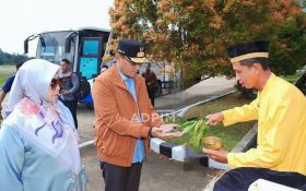 Wagub Seno Tiba di Berau Disambut Prosesi Tepung Tawar oleh Kerabat Keraton Gunung Tabur - JPNN.com Kaltim