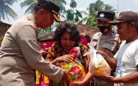Kapolres Lampung Utara Kembali Membagikan Sembako, Warga Bilang Begini  - JPNN.com Lampung