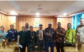 Terima Audiensi DPRD Puncak, Senator Filep Dukung Usulan Penjabat Bupati Harus Putra Asli Daerah - JPNN.com Papua