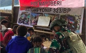 Pangkoops Habema: Prajurit TNI di Perbatasan RI-PNG Ajari Anak untuk Baca dan Tulis - JPNN.com Papua