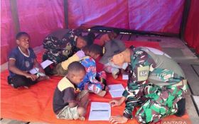 Prajurit Satgas TNI di Papua Bagikan Baju Gratis dan Mengajari Anak-Anak - JPNN.com Papua