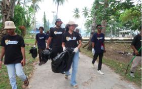 Songsong HUT ke-170 Pekabaran Injil, Cheroline Chrisye Makalew Gelar Aksi Bersih Sampah Laut di Pulau Mansinam - JPNN.com Papua