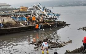 Ribuan ASN Angkat 32 Bangkai Kapal di Teluk Kendari - JPNN.com Sultra