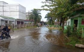 Banjir Merendam 11 Unit Rumah di Tiku - JPNN.com Sumbar