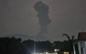 Warga Berhamburan Keluar Rumah, Erupsi Gunung Marapi Diiringi Dentuman Keras - JPNN.com Sumbar