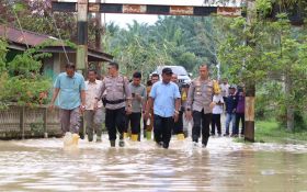 Kapolres Sergai Terjang Banjir Tinjau Permukiman Warga yang Terdampak di Dolok Masihul - JPNN.com Sumut