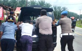 Lihat Aksi Petugas Operasi Ketupat Toba 2024 di Simalungun Dorong Mobil Pemudik yang Mogok - JPNN.com Sumut