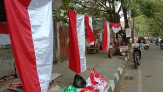 Menjelang HUT Ke-77 RI, Penjual Bendera Merah Putih di Makassar Meraup Untung Sebegini - JPNN.com