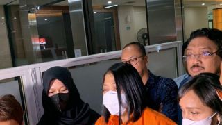 Momen Putri Candrawathi Berbaju Tahanan, Tangisan Pecah, Ada Pesan Mendalam - JPNN.com