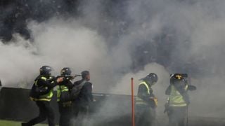 Bahaya Gas Air Mata yang Ditembakkan Polisi di Stadion Kanjuruhan - JPNN.com