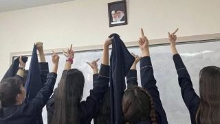 Siswi Iran Memberontak, Copot Hijab dan Acungkan Jari Tengah - JPNN.com