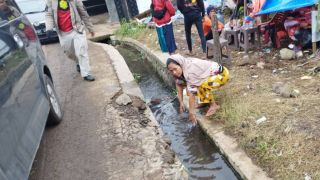 Pengungsi Korban Gempa Cianjur Gunakan Air Selokan untuk Beraktivitas - JPNN.com