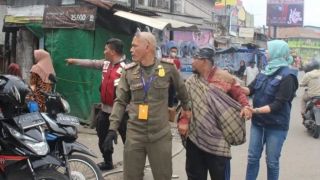 Satpol PP Kabupaten Tangerang Menertibkan Anak Jalanan dan Gelandangan - JPNN.com