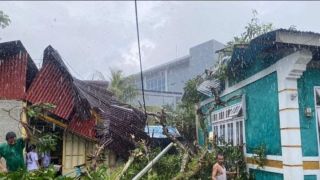 Angin Kencang Merusak Rumah Warga di Ambon - JPNN.com
