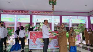 Peduli Pendidikan, Bidlabfor Polda Riau Beri Bantuan kepada Guru Honorer - JPNN.com