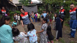 Sukarelawan Pertamina Peduli Gelar Trauma Healing Bagi Pengungsi di Posko Utama Desa Mekarsari - JPNN.com