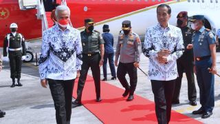 Jokowi ke Jawa Tengah, Bajunya Kompakan dengan Ganjar Pranowo - JPNN.com