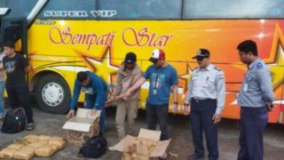 30 kg Ganja Rencananya Dikirim ke Bandung, Polisi Langsung Mengendus - JPNN.com