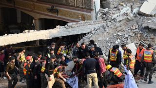 Bom di Masjid Pakistan: Pelaku Duduk di Saf Depan, Polisi Jadi Sasaran - JPNN.com