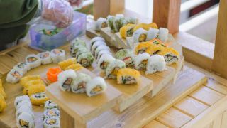 The Hungry Sushi Hadirkan Cita Rasa Lokal dan Halal - JPNN.com