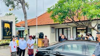 Jokowi Tiba-tiba Menegur Asisten Ajudannya, Minta Mobil Berhenti, Ada Apa? - JPNN.com