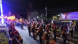 Prajurit TNI Unjuk Kebolehan Bermain Drum Band Memeriahkan Cap Go Meh - JPNN.com