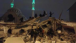 Gempa Guncang Turki, Banyak Bangunan Hancur, Ribuan Orang Terkubur - JPNN.com