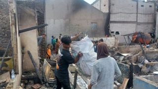 Kebakaran Melanda 25 Rumah di Bandung, 102 Warga Mengungsi - JPNN.com