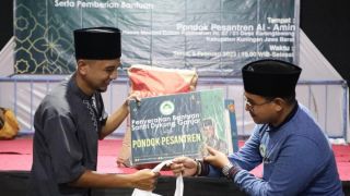 Santri Dukung Ganjar Salurkan Bantuan untuk Pembangunan Gedung Masjid di Kuningan - JPNN.com