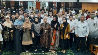Berkah Ramadan, Para Istri Pimpinan MPR Bagi-Bagi Bingkisan - JPNN.com