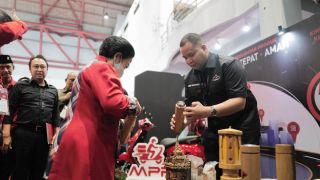 Kang Arief Perkenalkan Tumbler Terbuat dari Bambu Kepada Megawati di Rakernas PDIP - JPNN.com