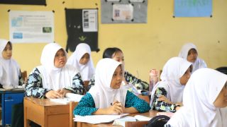 Sekolah hingga Pelayanan Publik Kota Tangerang Kompak Kenakan Batik di HBN - JPNN.com