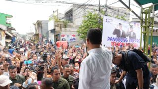 Terima Selendang Gendong Warga Tanah Merah, Anies Berjanji kepada Seluruh Anak Indonesia - JPNN.com
