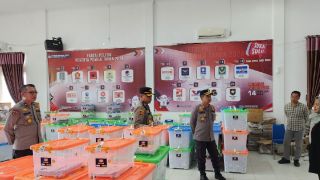 Kapolres Kampar Awasi Langsung Pendistribusian Logistik Pemilu di KPU - JPNN.com