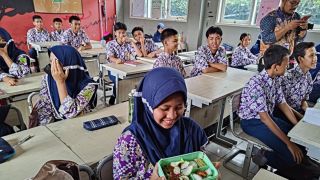 Federasi Serikat Guru Indonesia Tolak Penggunaan Dana BOS untuk Makan Siang Gratis - JPNN.com