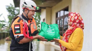 Ikhtiar BAZNAS Penuhi Kebutuhan Gizi Pengungsi Banjir Kudus - JPNN.com