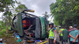 Bus ALS Terguling di LIntas Bukittinggi-Medan, Begini Kondisinya - JPNN.com