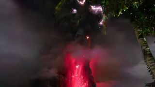 Potret Gunung Ruang Erupsi, Muntahkan Abu Vulkanik Setinggi 3 Kilometer - JPNN.com