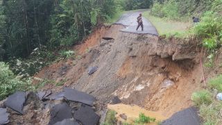 Jalan Trans Papua Terputus, Lihat nih! - JPNN.com