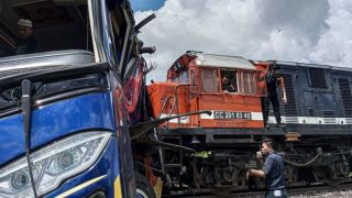 Bus Tertabrak Kereta Api, Sopir dan Kernet Diburu Polisi - JPNN.com