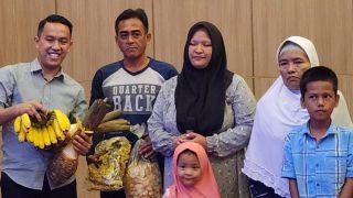 Dihadiahi Pisang-Talas dari Warga Tak Mampu, Bakal Cawalkot Bogor Sendi Fardiansyah Terharu - JPNN.com