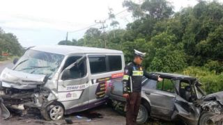 Kronologi Kecelakaan di Trans Kalimantan yang Menewaskan Penumpang Sedan Ford Laser - JPNN.com
