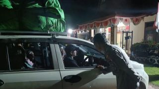 Polisi Menggagalkan Penyelundupan Puluhan PMI di Badau Perbatasan RI - Malaysia - JPNN.com