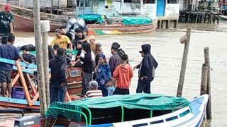 Speedboat Hibah Bea Cukai Tembilahan Bantu Selamatkan Warga Korban Gigitan Ular Berbisa - JPNN.com