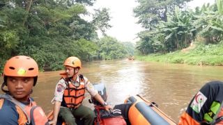 Remaja Tenggelam di Kali Ciliwung Ditemukan Sudah Meninggal Dunia - JPNN.com