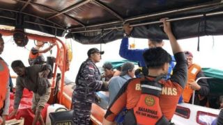 Dihantam Gelombang, Kapal Bermuatan Sembako Tenggelam di Perairan Kepulauan Meranti - JPNN.com