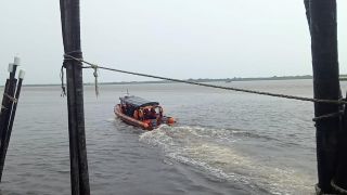 Gelombang Tinggi, Kapal Pengangkut Sembako Tenggelam di Perairan Pulau Rangsang - JPNN.com
