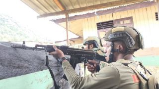 Kontak Tembak Lagi, Lihat Itu Pasukan TNI/Polri Memantau Pergerakan KKB - JPNN.com