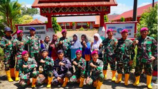 Prajurit TNI AL Bersihkan Sekolah Terdampak Banjir di Luwu - JPNN.com