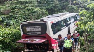 Bus Masuk Jurang di Lampung Barat, 1 Orang Luka Ringan - JPNN.com